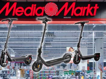 Drei Segway E-Scooter vor einem MediaMarkt-Geschäft