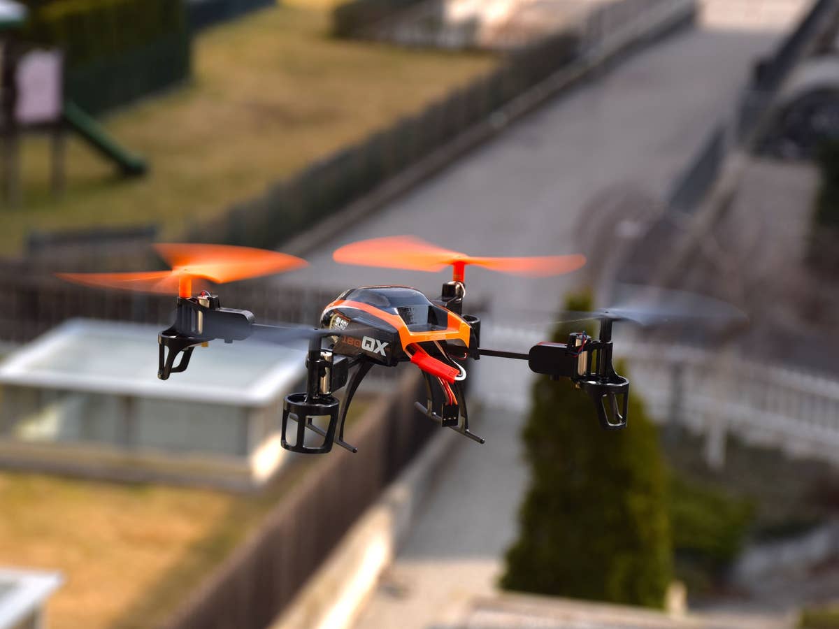 Eine Drohne fliegt über Gebäauden