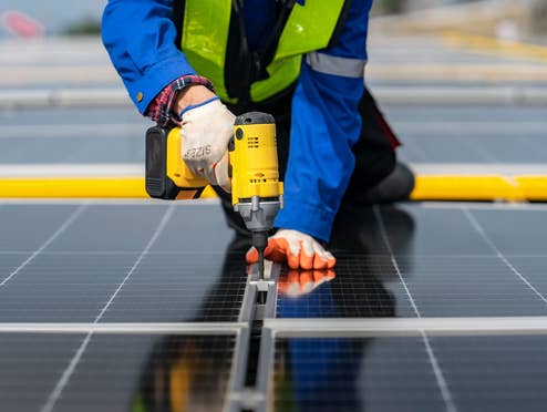 drosselung-von-privaten-solaranlagen-der-neue-vde-plan-schuetzt-deinen-eigenverbrauch Balkonkraftwerk wird installiert