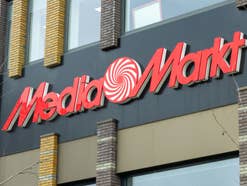Druck auf Amazon: MediaMarkt und Saturn mit neuem Top-Service MediaMarkt-Logo an einer Filiale.