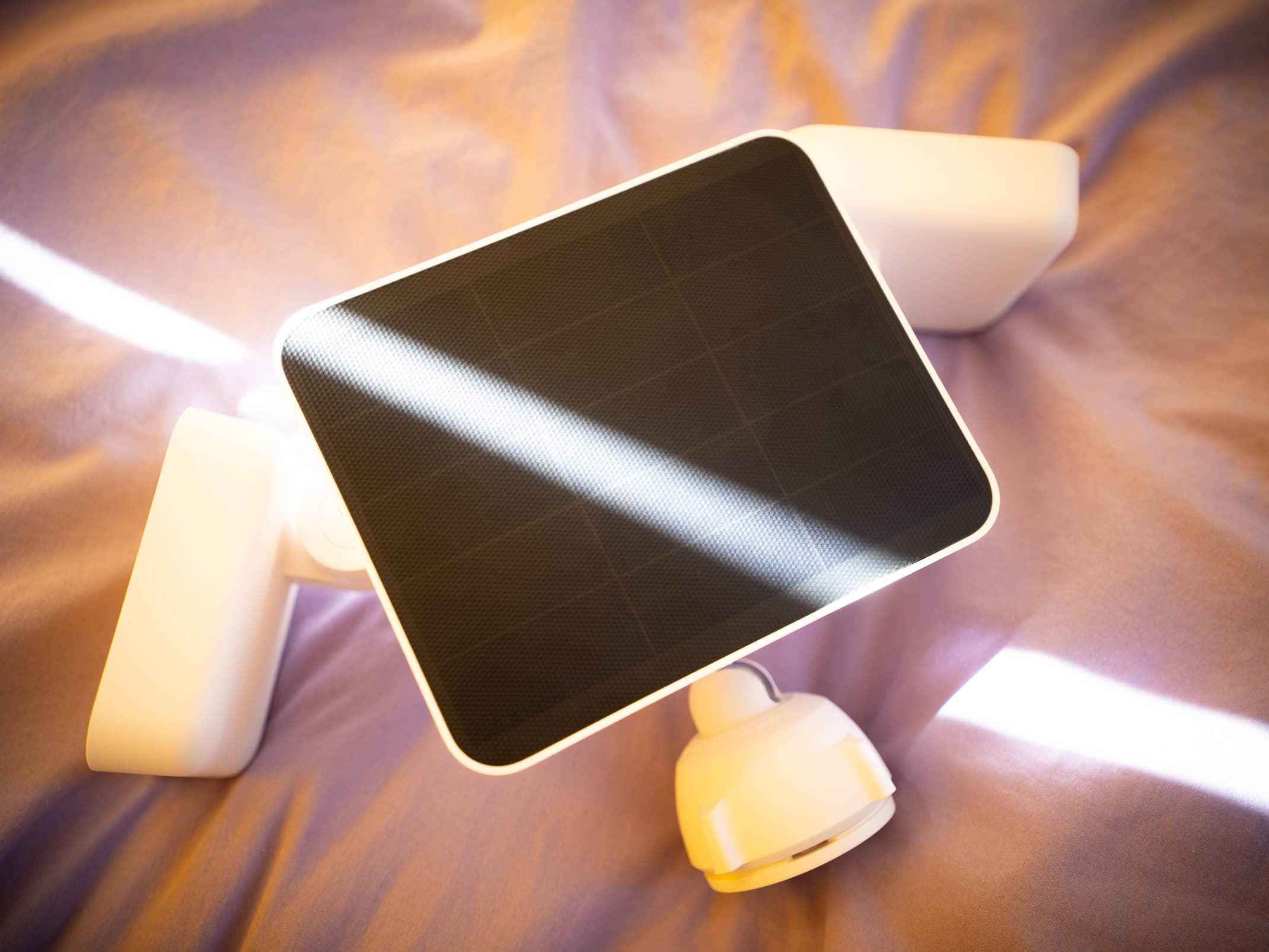 Die Reolink Solar Floodlight Cam auf einer Decke.