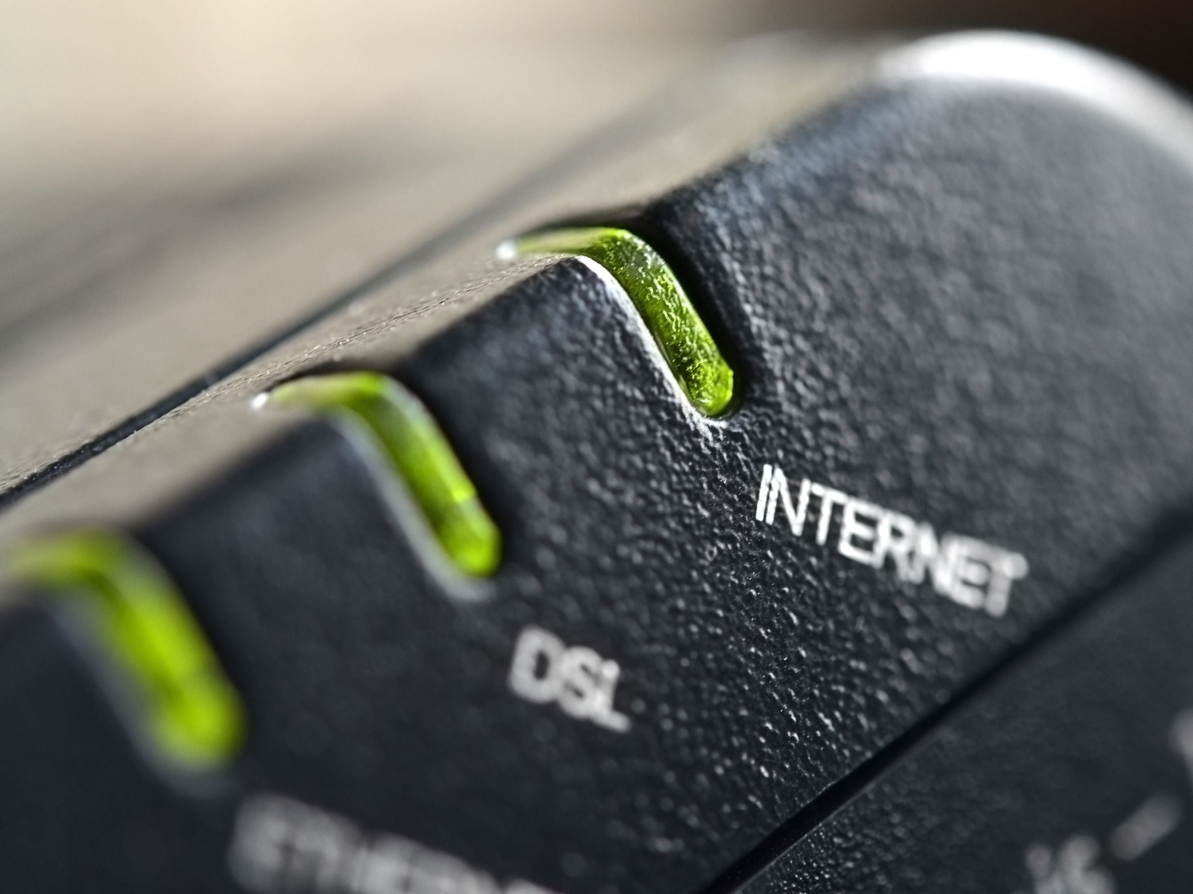 #15.000 Internet-Leitungen zu langsam: Das sagen Telekom & Vodafone dazu