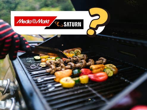 Ein Grill, auf dem Gemüse-Sticks liegen, und eine Hand mit Grillzange, die das Gemüse wendet. Oben links das MedaiMarkt/Saturn-Logo und ein Fragezeichen.