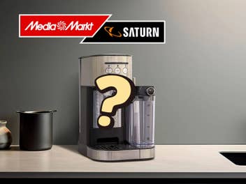 Eine Kaffeemaschine, die von einem Fragezeichen verdeckt wird, oben links das MediaMarkt/Saturn-Logo
