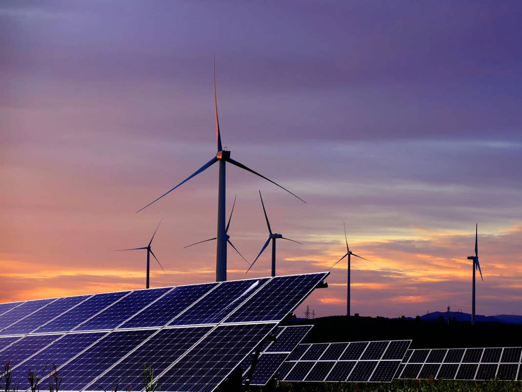 Windräder und Solarmodule auf freier Fläche