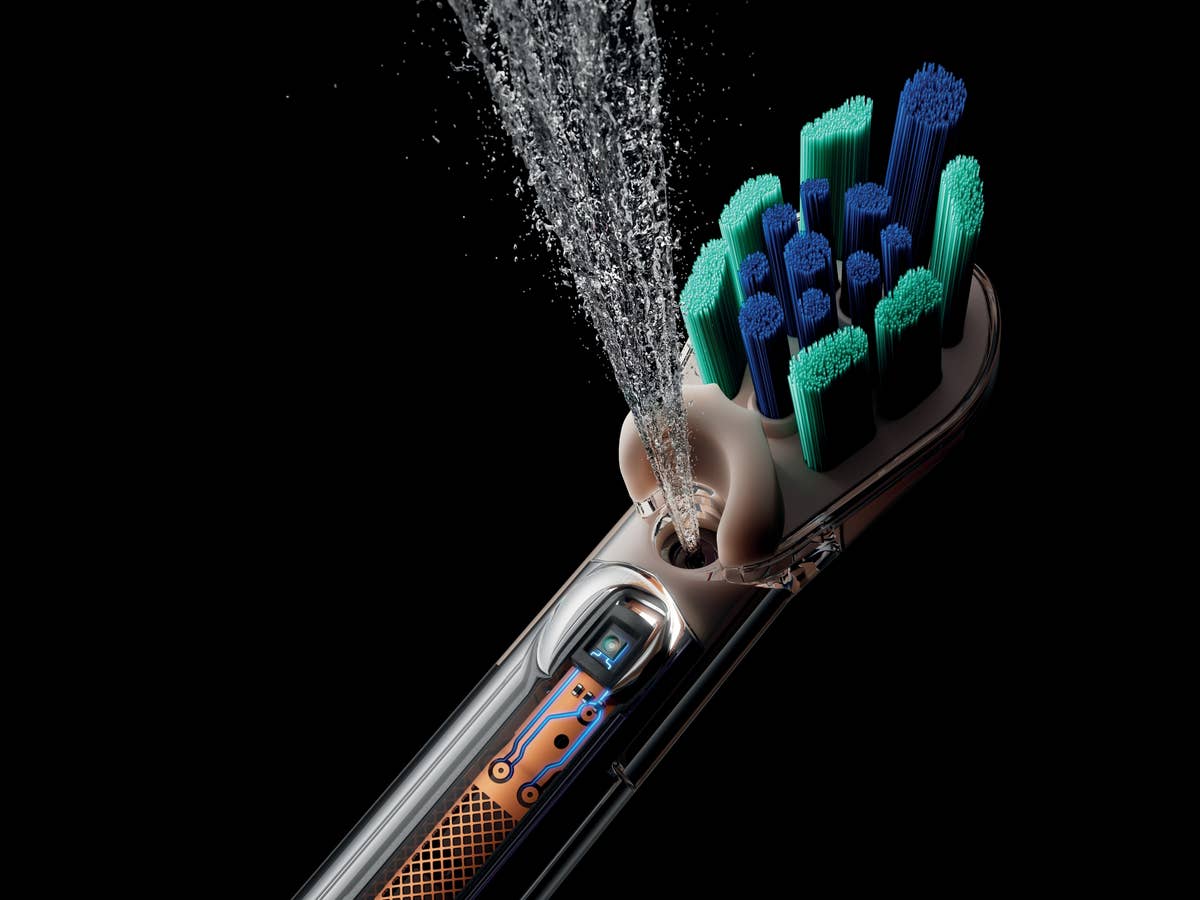 Gute Idee, fehlerhafte Ausführung: Bei vielen Erstkäufern ist die neue Dyson CameraJet schon bei der ersten Benutzung kaputt gegangen. die Dyson CameraJet in Nahaufnahme vom Zahnbürstenkopf und dem Wasserstrahl sowie der integrierten Kamera