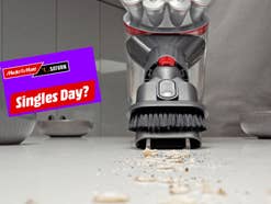 Dyson-Staubsauger saugt über eine krümelige Oberfläche, Einblendung: Singles Day bei MEdiaMarkt/Saturn