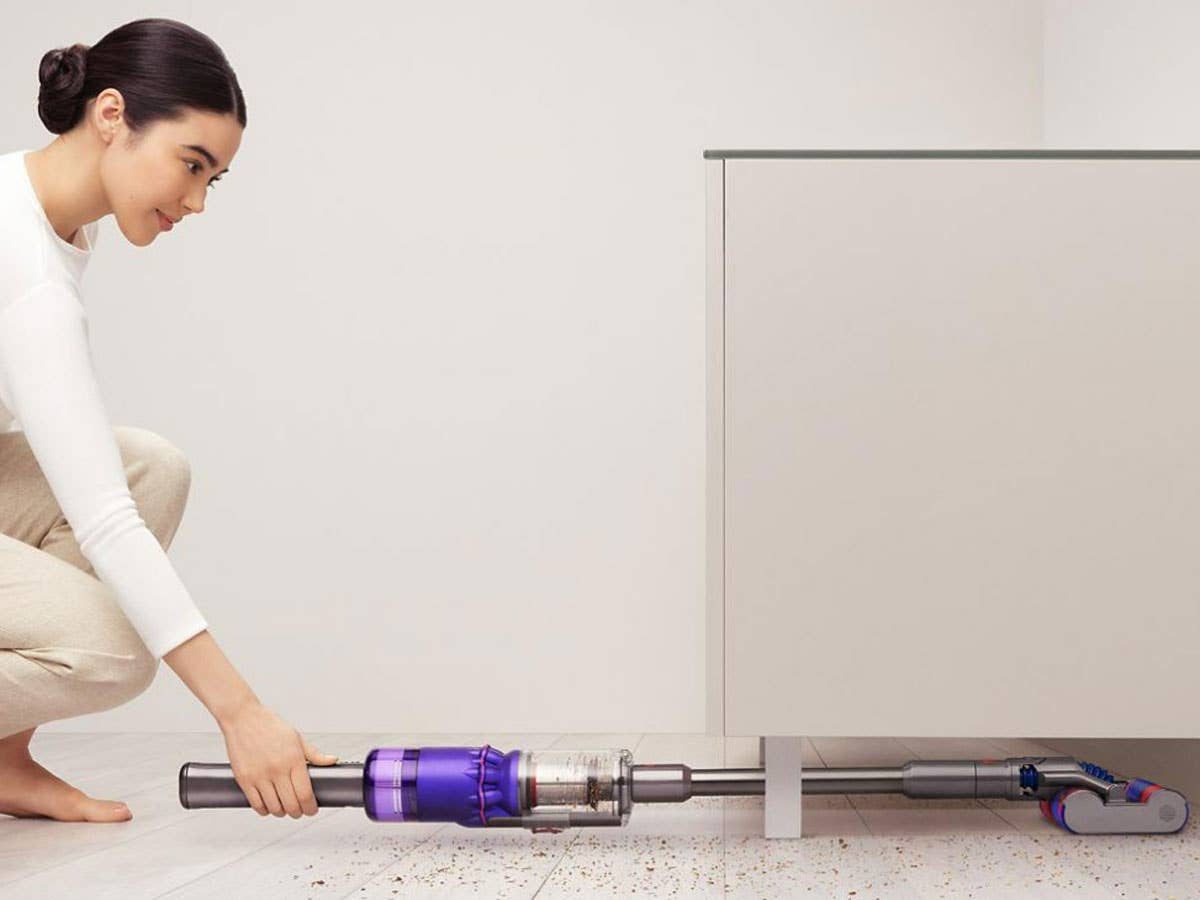 Dyson Omni-glide Staubsauger unter einem Schrank