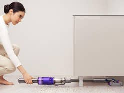 Dyson Omni-glide unter einem Schrank Dyson Omni-glide Staubsauger unter einem Schrank