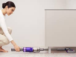 Dyson Omni-glide Staubsauger unter einem Schrank