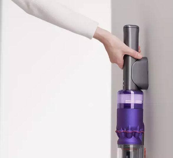 Dyson Omni-glide in der Wandhalterung