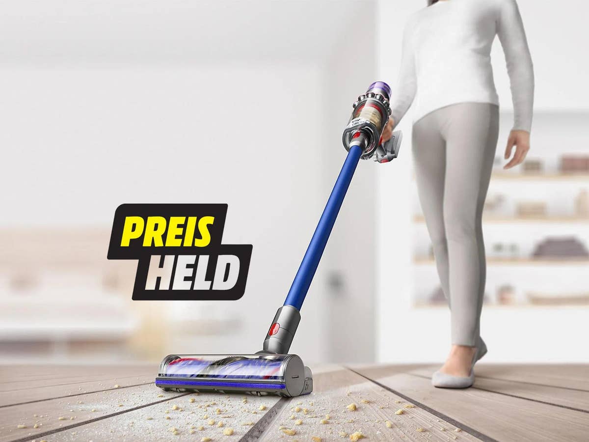 Eine Person saugt einen Raum mit einem Dyson Staubsauger. Eine Einbledung weist auf das MediaMarkt-Label 