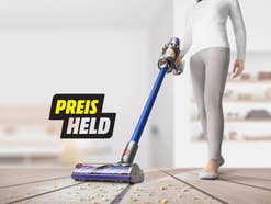 Eine Person saugt einen Raum mit einem Dyson Staubsauger. Eine Einbledung weist auf das MediaMarkt-Label 