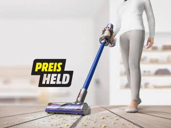 Eine Person saugt einen Raum mit einem Dyson Staubsauger. Eine Einbledung weist auf das MediaMarkt-Label 