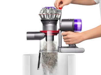 Dyson V8 - Der Staubbehälter kann ganz komfortabel per Knopfdruck entleert werden