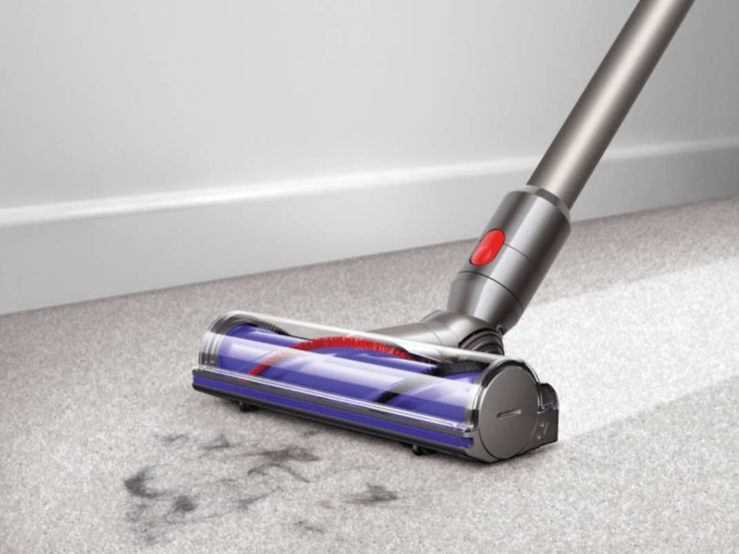 Dyson V8 Motorhead Einsatz aufm Teppich