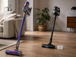 Dyson V8 und Koenic-Sauger von MediaMarkt für 70 Euro nebeneinander