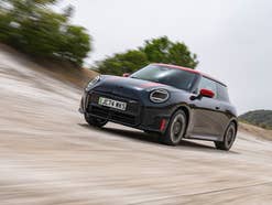 Der MINI John Cooper Works Electric während der Fahrt auf einer Straße.