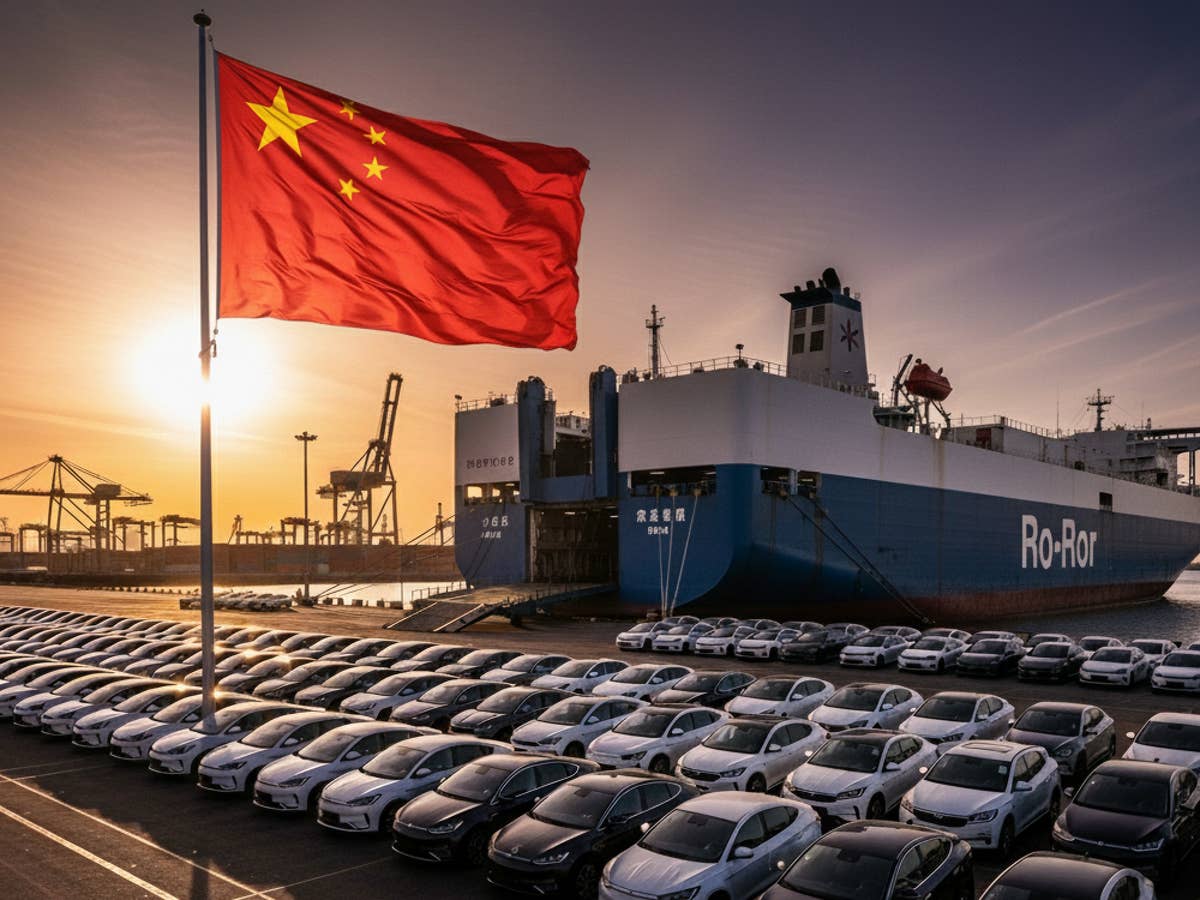 E-Autos in einem Hafen vor einem RoRo-Schiff neben einer chinesischen Flagge.