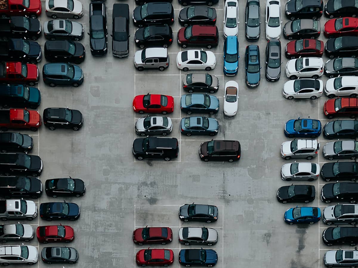 Autos auf einem Parkplatz