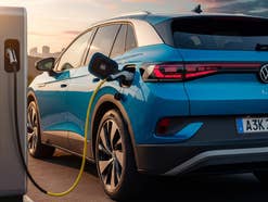 E-Auto: Für VW wird Albtraum wahr – Todesfalle sorgt für Ärger VW ID:4 an einer Ladesäule.