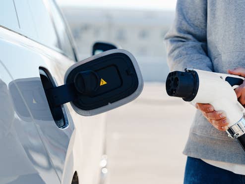 Ab Juli treten 5 neue Regeln für Autofahrer in Kraft – darunter ein Bußgeld von 30.000 Euro Mann mit Ladekabel für ein E-Auto