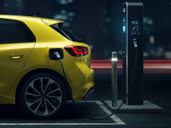 E-Auto an einer Ladesäule.