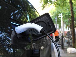 E-Auto lädt Ein E-Auto, das an einer Straße an einem Ladepunkt auflädt.