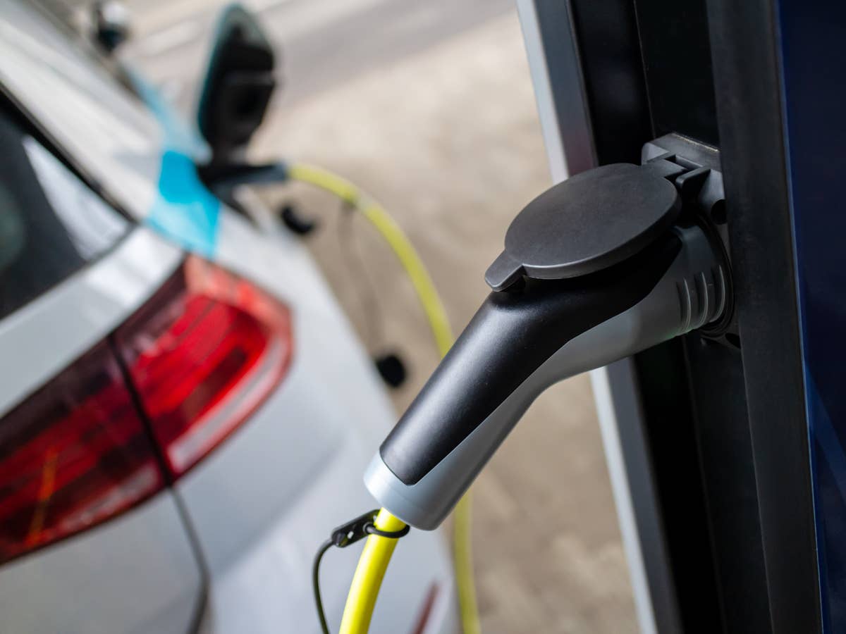 Ab 2026: E-Autos werden bald wie Verbrenner behandelt E-Auto an der Ladesäule