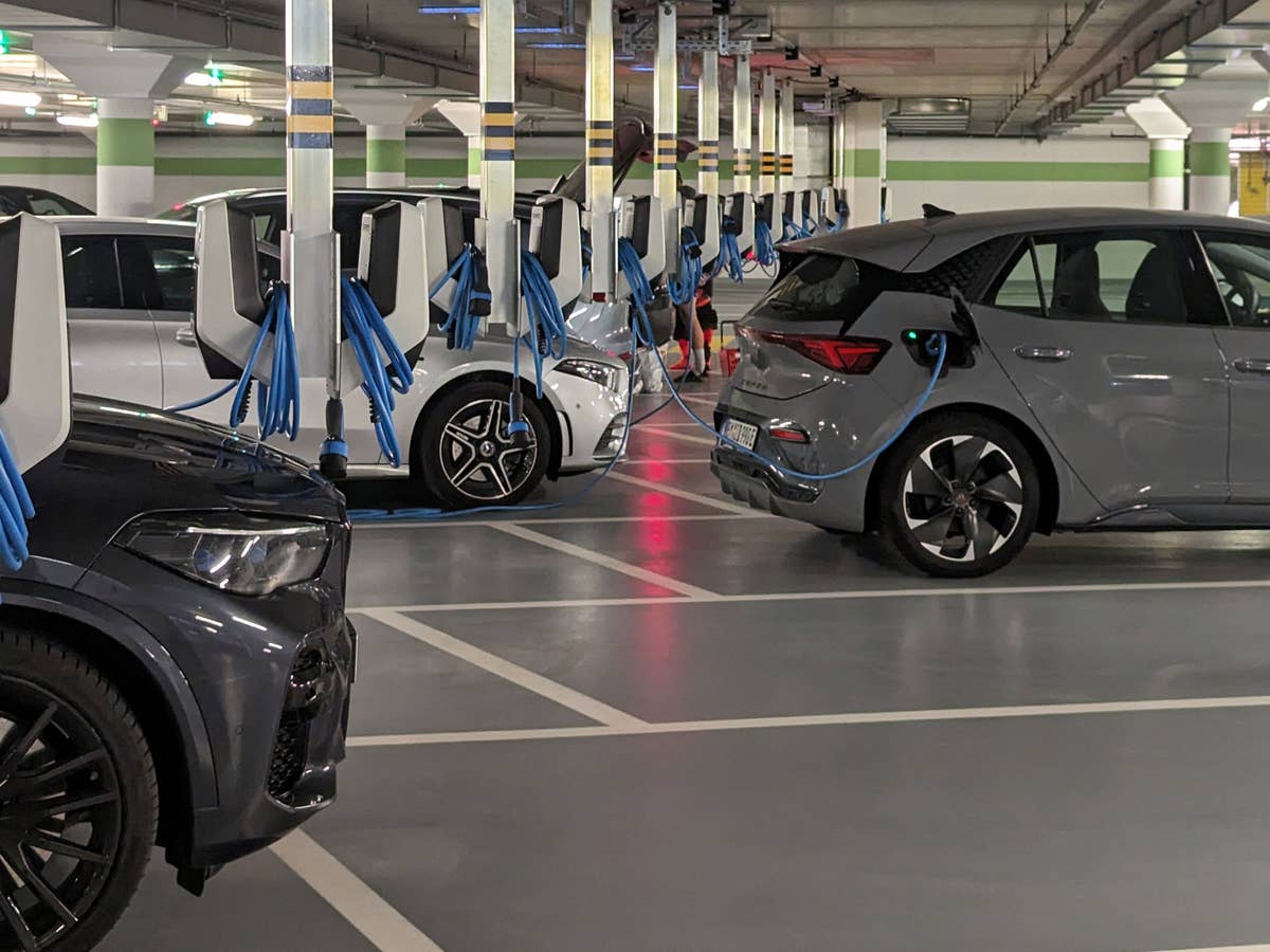 Ein Cupra Born lädt in einem Parkhaus, in dem jeder Parkplatz mit einer Wallbox ausgestattet ist. Diese Bild wurde im Parkhaus Täsch/Zermatt 2023 aufgenommen.