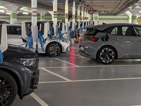 Ein Cupra Born lädt in einem Parkhaus, in dem jeder Parkplatz mit einer Wallbox ausgestattet ist. Diese Bild wurde im Parkhaus Täsch/Zermatt 2023 aufgenommen.