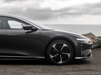 Lucid AIr in der Seitenansicht.