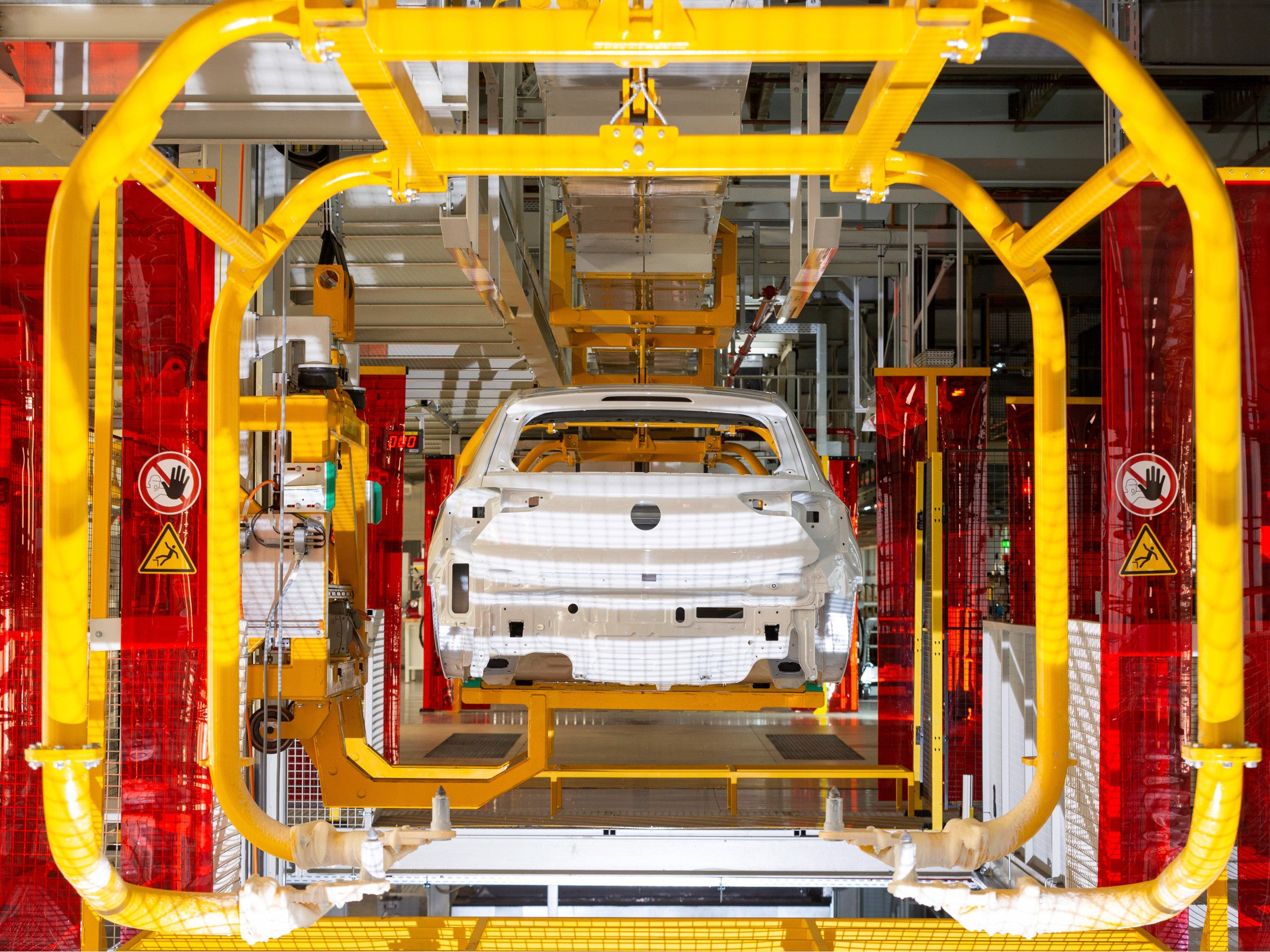 #E-Auto schon am Ende? Deutscher Autobauer legt Produktion lahm, Politik schaltet sich ein