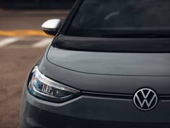 E-Auto überrascht im Langzeit-Test: Batteriemythos entzaubert E-Auto Volkswagen ID.3 in der Frontansicht.