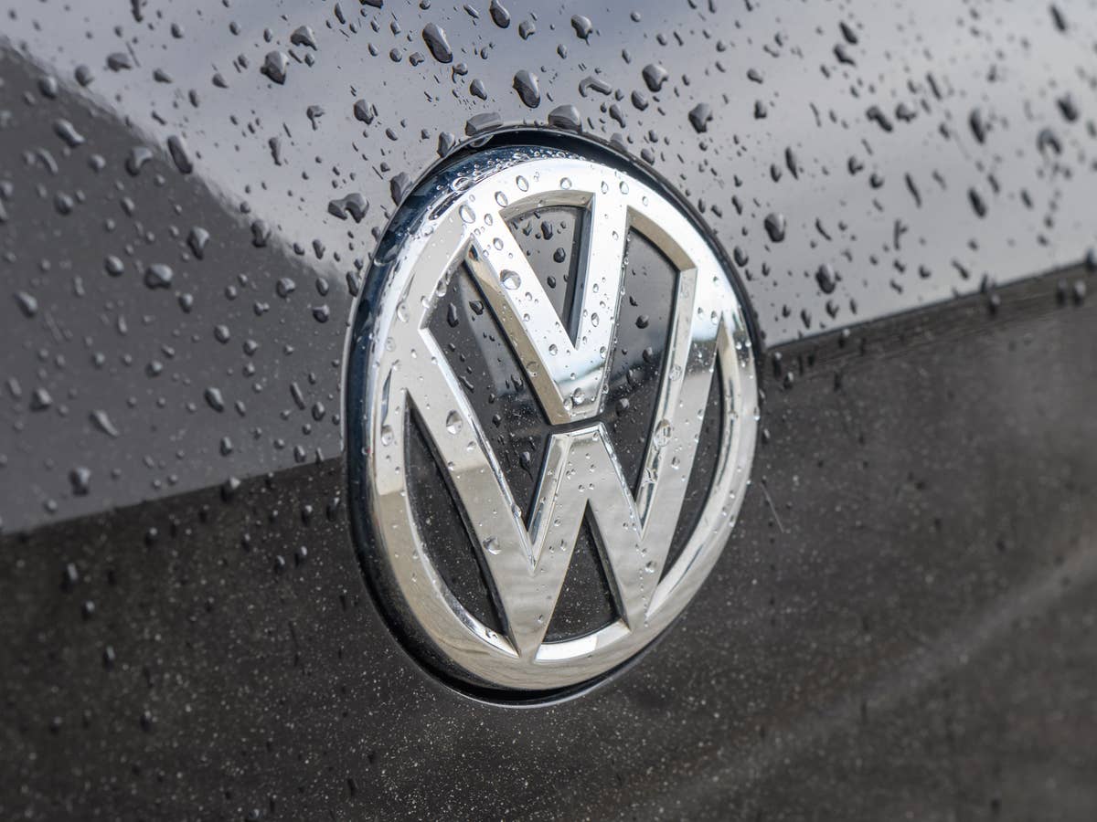Volkswagen-Logo an einem Auto.