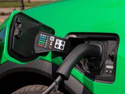 Ladeanschluss am Renault 5 E-tech.