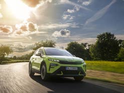 Skoda Elroq RS während der Fahrt in der Frontansicht.
