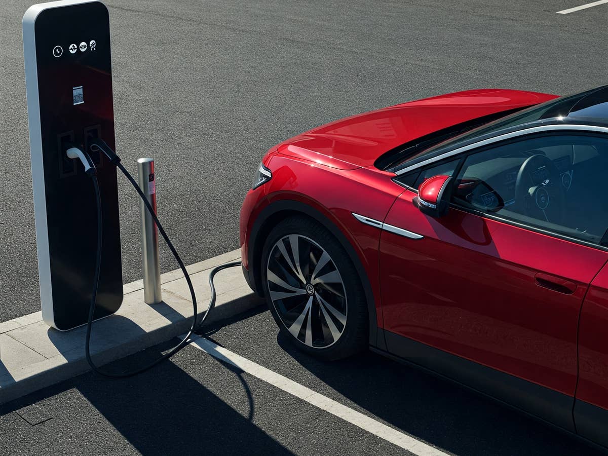 E-Auto steht an einer Ladesäule.