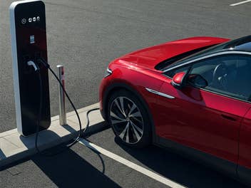 E-Auto steht an einer Ladesäule.