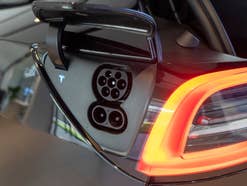 Ladeanschluss am Tesla Model Y.