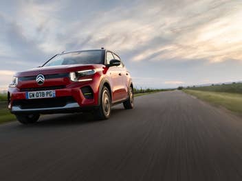 Citroen e-C3 in der Frontansicht während der Fahrt.