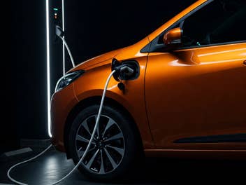 E-Auto steht an einer Ladesäule.