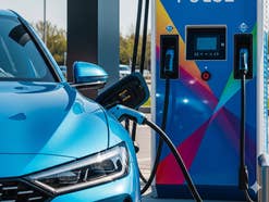 E-Auto an einer Ladesäule.