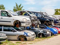 Schrottplatz mit alten Autos.