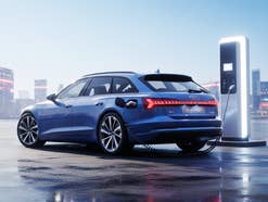 Audi A6 Avant e-tron an einer Ladesäule.