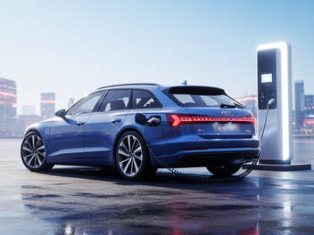 Audi A6 Avant e-tron an einer Ladesäule.