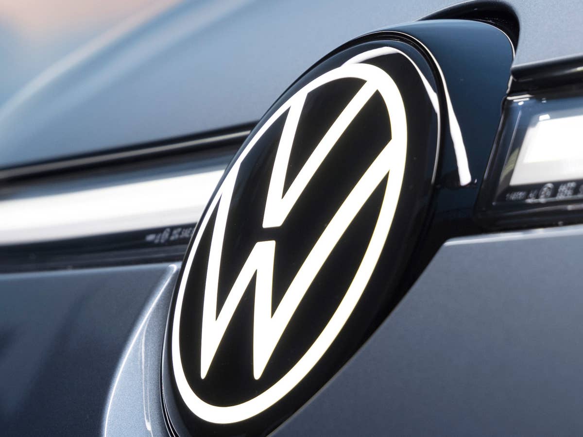 Volkswagen-Logo an der Front des VW ID.7 Tourer.