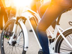 E-Bike bei Sonnenuntergang ind er Stadt