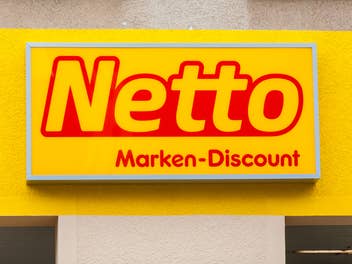 Netto-Logo an der Außenfassade einer Filiale.