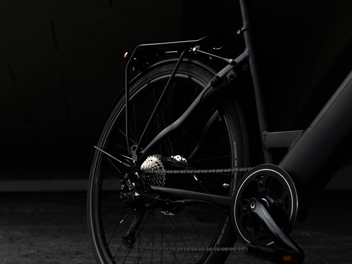 Ein schwarzes E-Bikes im dunklen Raum